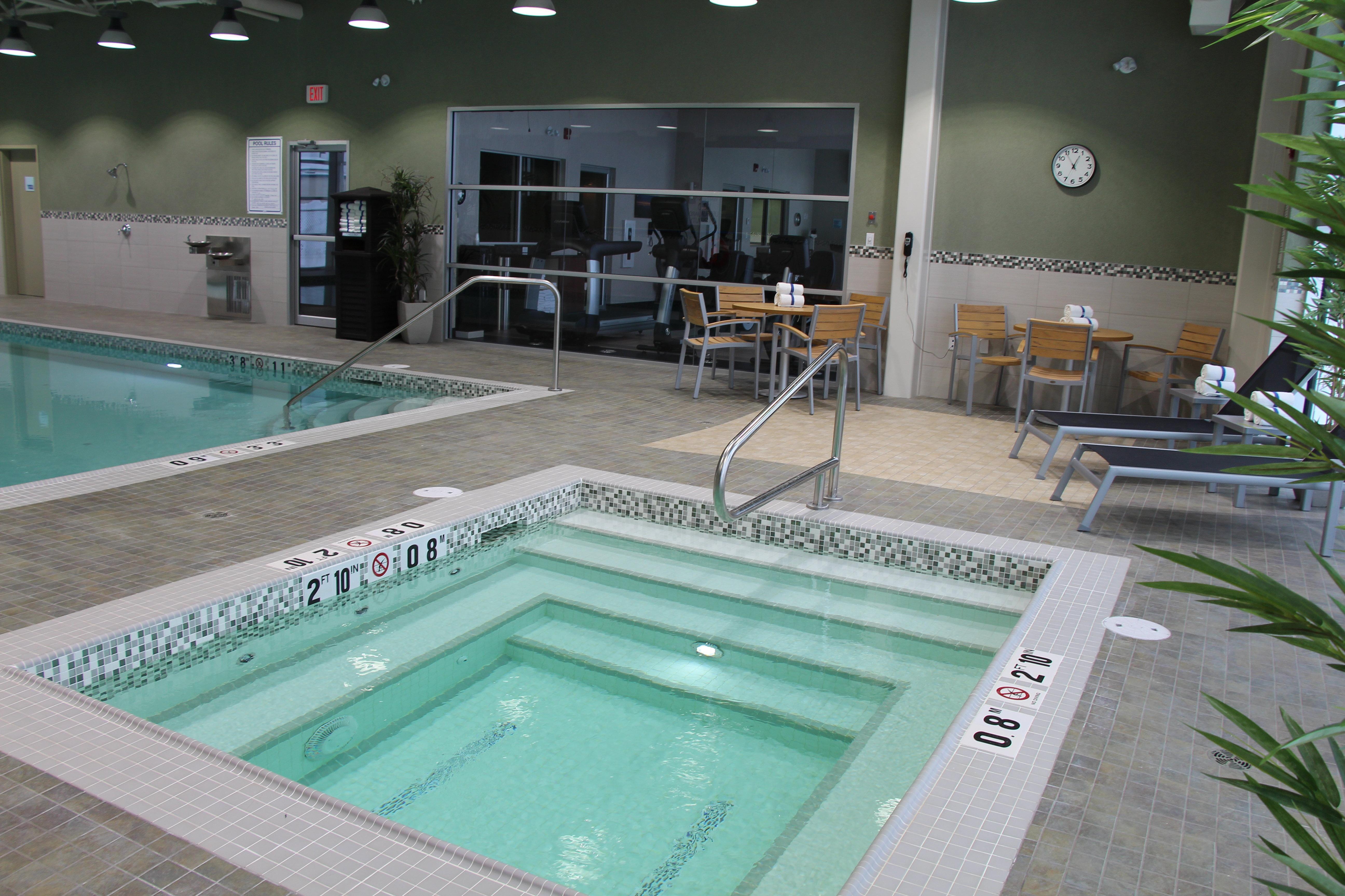 Holiday Inn Express & Suites Cold Lake By Ihg Exterior foto