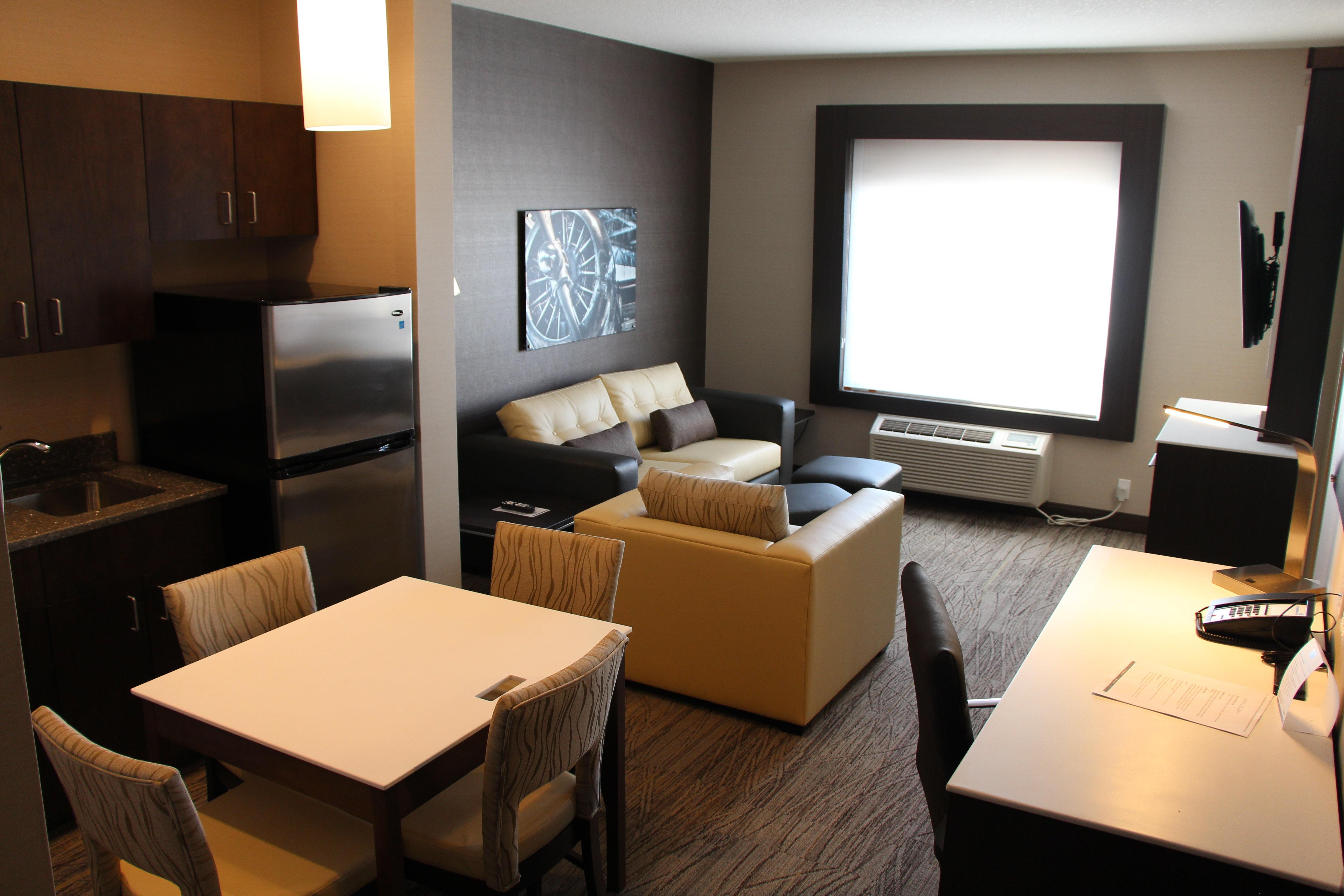 Holiday Inn Express & Suites Cold Lake By Ihg Exterior foto