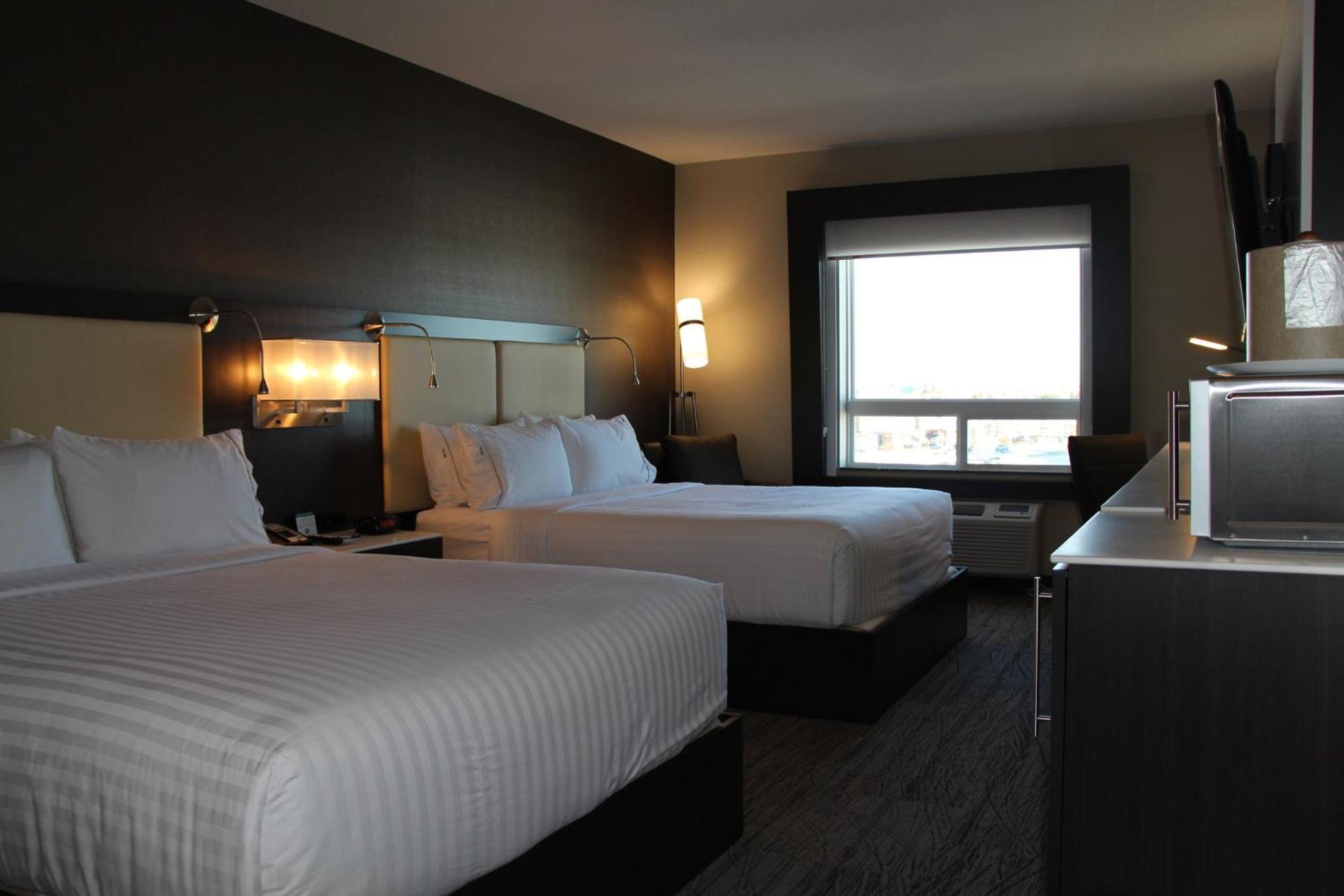 Holiday Inn Express & Suites Cold Lake By Ihg Exterior foto
